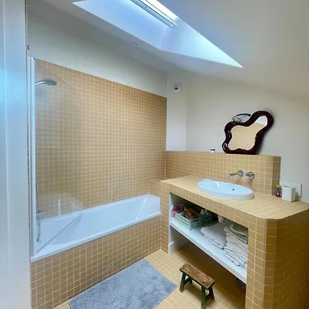 Bel Appartement, 5 Pers - 2 Chambres, Centre-ville, Plage, Halles, Spot De Surf A Pied Apartament