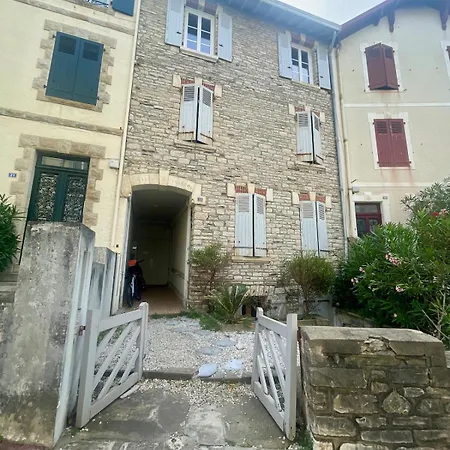 Bel Appartement, 5 Pers - 2 Chambres, Centre-ville, Plage, Halles, Spot De Surf A Pied Apartment *